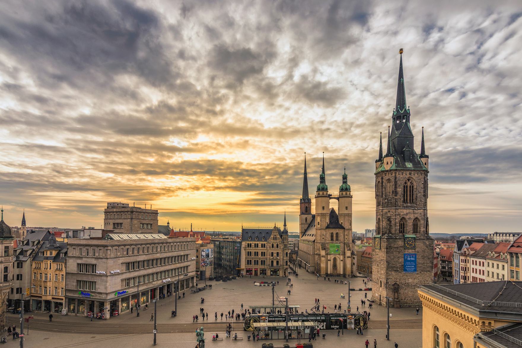 Marktplatz Halle (Saale) mit Rotem Turm und Marktkirche bei Sonnenuntergang
